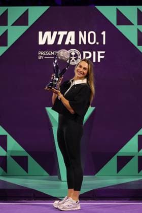 (251102) -- RIYADH, Nov. 2, 2025 -- Aryna Sabalenka of Belarus celebrates with her WTA, Tennis Damen No.1 trophy for finishing as the world ranking leader at WTA Finals tennis tournament in Riyadh, Saudi Arabia, Nov. 1, 2025. ) (SP)SAUDI ARABIA-RIYADH-TENNIS-WTA FINALS-SABALENKA LuoxChen 