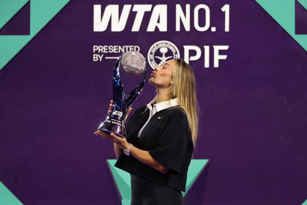 (251102) -- RIYADH, Nov. 2, 2025 -- Aryna Sabalenka of Belarus celebrates with her WTA, Tennis Damen No.1 trophy for finishing as the world ranking leader at WTA Finals tennis tournament in Riyadh, Saudi Arabia, Nov. 1, 2025. ) (SP)SAUDI ARABIA-RIYADH-TENNIS-WTA FINALS-SABALENKA LuoxChen 
