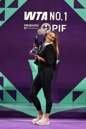 (251102) -- RIYADH, Nov. 2, 2025 -- Aryna Sabalenka of Belarus celebrates with her WTA, Tennis Damen No.1 trophy for finishing as the world ranking leader at WTA Finals tennis tournament in Riyadh, Saudi Arabia, Nov. 1, 2025. ) (SP)SAUDI ARABIA-RIYADH-TENNIS-WTA FINALS-SABALENKA LuoxChen 
