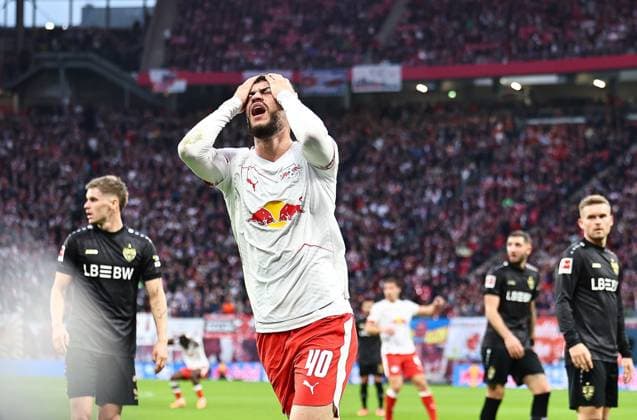 GER, 1 Bundesliga, RB Leipzig VfB Stuttgart 01 11 2025, Leipzig, Red Bull Arena, GER, Saison 2025 2026, 1 Bundesliga, 09 Spieltag, RasenBallsport Leipzig vs VfB Stuttgart im Bild Romulo Jose Cardoso Da Cruz Leipzig enttaeuscht nach vergebener Torchance DFL regulations prohibit any use of photographs as image sequences and or quasi video