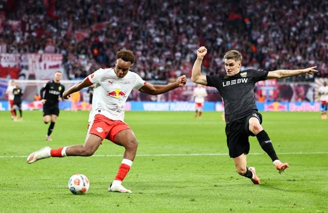 GER, 1 Bundesliga, RB Leipzig VfB Stuttgart 01 11 2025, Leipzig, Red Bull Arena, GER, Saison 2025 2026, 1 Bundesliga, 09 Spieltag, RasenBallsport Leipzig vs VfB Stuttgart im Bild Forzan Assan Ouedraogo Leipzig vs Ramon Hendriks Stuttgart DFL regulations prohibit any use of photographs as image sequences and or quasi video