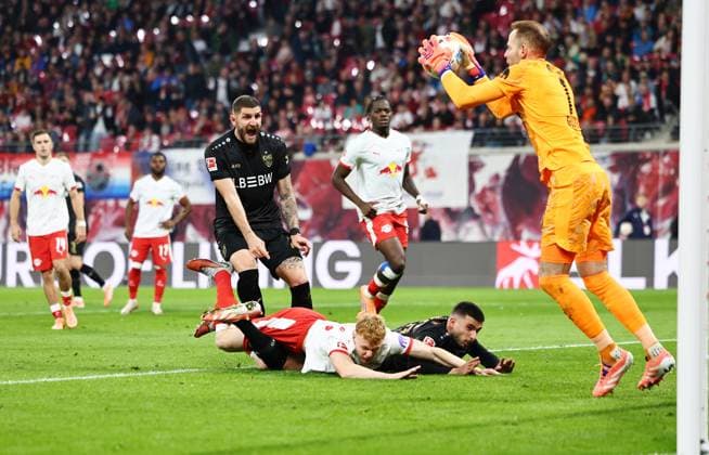 GER, 1 Bundesliga, RB Leipzig VfB Stuttgart 01 11 2025, Leipzig, Red Bull Arena, GER, Saison 2025 2026, 1 Bundesliga, 09 Spieltag, RasenBallsport Leipzig vs VfB Stuttgart im Bild Torwart Peter Gulacsi Leipzig haelt, Nicolas Seiwald Leipzig und Deniz Undav Stuttgart am Boden DFL regulations prohibit any use of photographs as image sequences and or quasi video
