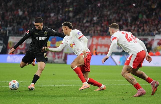 GER, 1 Bundesliga, RB Leipzig VfB Stuttgart 01 11 2025, Leipzig, Red Bull Arena, GER, Saison 2025 2026, 1 Bundesliga, 09 Spieltag, RasenBallsport Leipzig vs VfB Stuttgart im Bild Antonio Eromonsele Nusa Leipzig vs Bilal El Khannouss Stuttgart DFL regulations prohibit any use of photographs as image sequences and or quasi video