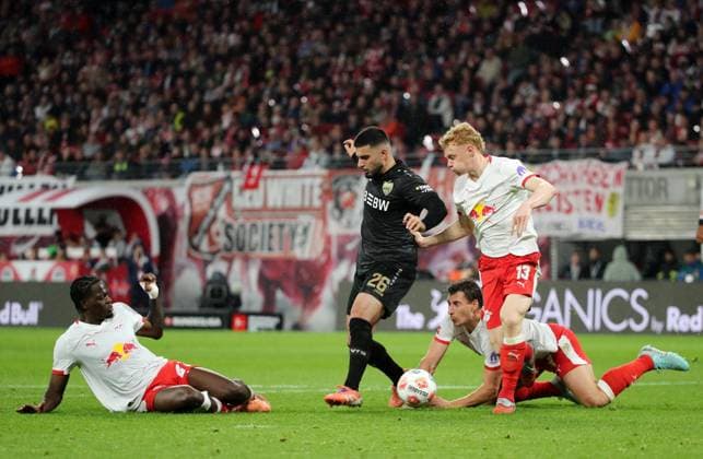 GER, 1 Bundesliga, RB Leipzig VfB Stuttgart 01 11 2025, Leipzig, Red Bull Arena, GER, Saison 2025 2026, 1 Bundesliga, 09 Spieltag, RasenBallsport Leipzig vs VfB Stuttgart im Bild Castello Lukeba, Willi Orban und Nicolas Seiwald Leipzig vs Deniz Undav Stuttgart DFL regulations prohibit any use of photographs as image sequences and or quasi video