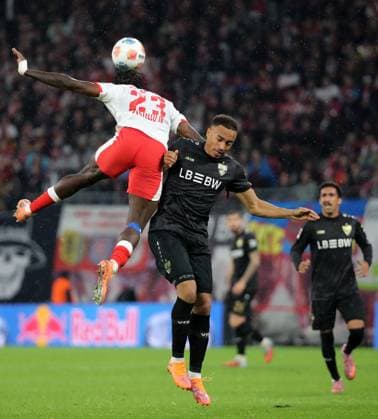 GER, 1 Bundesliga, RB Leipzig VfB Stuttgart 01 11 2025, Leipzig, Red Bull Arena, GER, Saison 2025 2026, 1 Bundesliga, 09 Spieltag, RasenBallsport Leipzig vs VfB Stuttgart im Bild Castello Lukeba Leipzig vs Jamie Leweling Stuttgart DFL regulations prohibit any use of photographs as image sequences and or quasi video