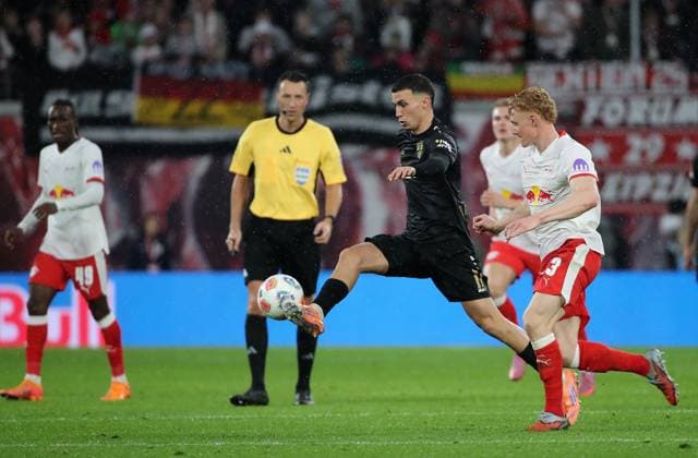 GER, 1 Bundesliga, RB Leipzig VfB Stuttgart 01 11 2025, Leipzig, Red Bull Arena, GER, Saison 2025 2026, 1 Bundesliga, 09 Spieltag, RasenBallsport Leipzig vs VfB Stuttgart im Bild Nicolas Seiwald Leipzig vs Bilal El Khannouss Stuttgart DFL regulations prohibit any use of photographs as image sequences and or quasi video