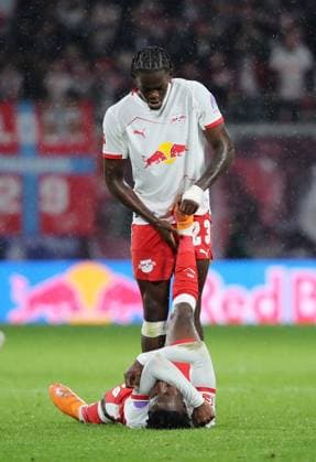 GER, 1 Bundesliga, RB Leipzig VfB Stuttgart 01 11 2025, Leipzig, Red Bull Arena, GER, Saison 2025 2026, 1 Bundesliga, 09 Spieltag, RasenBallsport Leipzig vs VfB Stuttgart im Bild Castello Lukeba hilft Yan Diomande Leipzig bei einem Krampf DFL regulations prohibit any use of photographs as image sequences and or quasi video