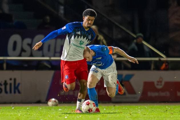 Soccer, Regionalliga Nord, BW Lohne Hamburger SV II , 17 Matchday, Season 2025 2026, 1 11 2025 Leonardo Posadas Hamburger SV II 6 with Thorsten Tönnies Blau Weiss Lohne 21 , Lohne Heinz Dettmer Stadion Niedersachsen Germany