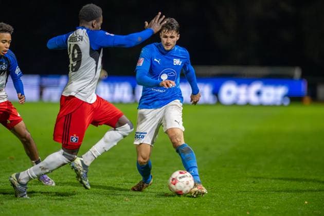 Football, Regionalliga Nord, BW Lohne Hamburger SV II , Matchday 17, Season 2025 2026, 1 11 2025 Sandro Heskamp Blau Weiss Lohne 17 v Raif Adam Hamburger SV II 19 , Lohne Heinz Dettmer Stadion Niedersachsen Germany