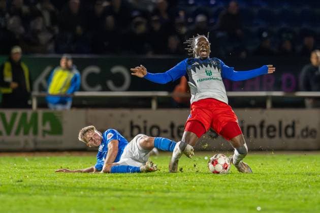 Soccer, Regionalliga Nord, BW Lohne Hamburger SV II , 17 Matchday, Season 2025 2026, 1 11 2025 Malte Wengerowski Blau Weiss Lohne 28 fouls Glory Kiveta Hamburger SV II 18 , Lohne Heinz Dettmer Stadion Niedersachsen Germany