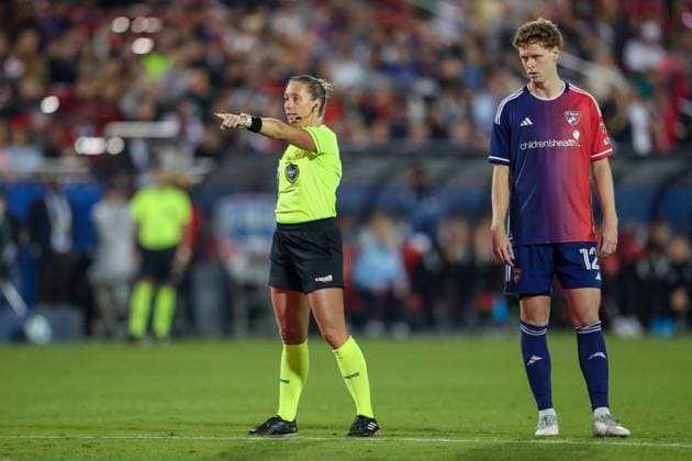 November 1, 2025, Frisco, Texas, USA: Game referee TORI PENSO gives directives prior to a free kick while FC DallasÃ¢â‚¬â ¢s CHRISTIAN CAPPIS (12) stands nearby during their game 2 match against the Vancouver Whitecaps at Toyota Stadium in Frisco on Saturday. Frisco USA - ZUMAm257 20251101_zsp_m257_007 Copyright: xBrianxMcLeanx