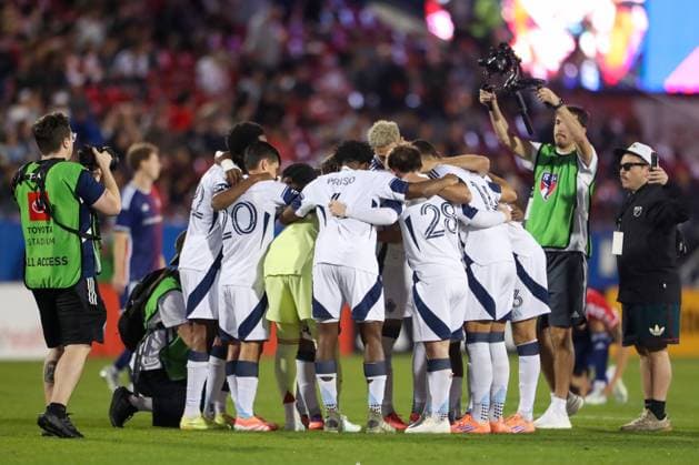 November 1, 2025, Frisco, Texas, USA: The Vancouver Whitecaps huddle prior to the start of game two of their playoff series against FC Dallas at Toyota Stadium in Frisco on Saturday. Frisco USA - ZUMAm257 20251101_zsp_m257_011 Copyright: xBrianxMcLeanx