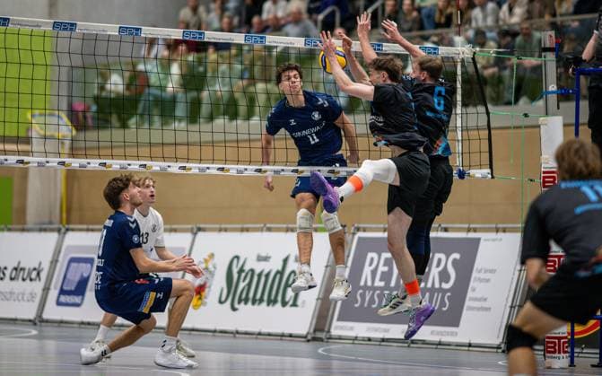 Volleyball, Season 2025 2026, 2 Bundesliga Nord, 01 11 2025, 06 Matchday, Men, TuB Bocholt blue vs Muenster Volleys black v l Tom Doerpinghaus TuB Bocholt , Tom Luca Schluse Libero TuB Bocholt , Joke Johannig TuB Bocholt , Tim Wahl Muenster Volleys , Moritz Lembeck Muenster Volleys , Bocholt Sporthalle West Nordrhein Westfalen Germany 251101_vb_tub-bocholt_muenster-volleys_45667