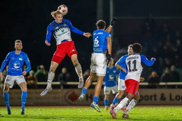 Football, Regionalliga Nord, BW Lohne Hamburger SV II , 17 Matchday, Season 2025 2026, 1 11 2025 Lukas Bornschein Hamburger SV II 4 with Johannes Sabah Blau Weiss Lohne 6 , Lohne Heinz Dettmer Stadion Niedersachsen Germany
