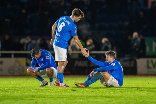 Soccer, Regionalliga Nord, BW Lohne Hamburger SV II , 17 Matchday, Season 2025 2026, 1 11 2025 vl Rilind Neziri Blau Weiss Lohne 23 , Nico Thoben Blau Weiss Lohne 8 slaps Sandro Heskamp Blau Weiss Lohne 17 , Lohne Heinz Dettmer Stadion Niedersachsen Germany