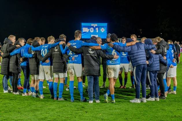 Soccer, Regionalliga Nord, BW Lohne Hamburger SV II , 17 Matchday, Season 2025 2026, 1 11 2025 Lohne players after the match, in the middle Christian Neidhart Coach Blau Weiss Lohne , Lohne Heinz Dettmer Stadion Niedersachsen Germany