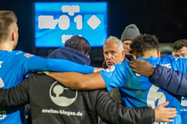 Football, Regionalliga Nord, BW Lohne Hamburger SV II , 17 Matchday, Season 2025 2026, 1 11 2025 Christian Neidhart Coach Blau Weiss Lohne talks to the players , Lohne Heinz Dettmer Stadion Niedersachsen Germany