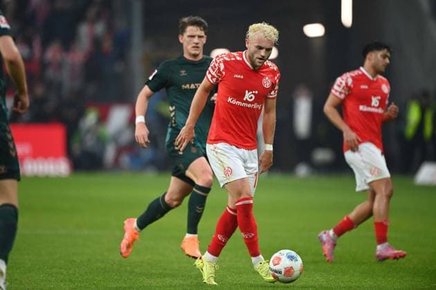 Dominik HOLLERBACH MZ vs Jens STAGE HB Action, duel, 1 FSV Mainz 05 MZ SV Werder Bremen HB 1 1 Football 1 Bundesliga Season 2025 2026, 9 Spieltag, Spieltag9, matchday9, am 01 11 2025, MEWA Arena Mainz DFL regulations prohibit any use of photographs as image sequences and or quasi video Â