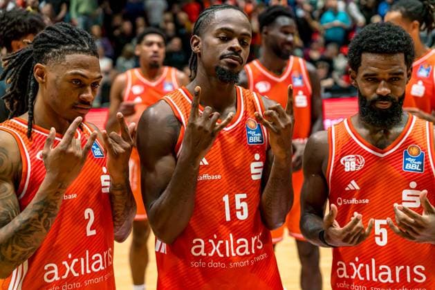 Chemnitz, Germany 01 November 2025 1 BBL 2025 2026 Niners Chemnitz vs Basketball Löwen Braunschweig In the picture Nike Sibande 99 , Ty Brewer 99 and Corey Davis 99 from left with winning pose Copyright: xFotostandx xNachtigallx