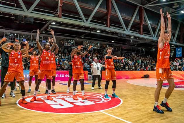 Chemnitz, Germany 01 November 2025 1 BBL 2025 2026 Niners Chemnitz vs Basketball Löwen Braunschweig In the picture the Chemnitz team with the fans at the fan block Copyright: xFotostandx xNachtigallx