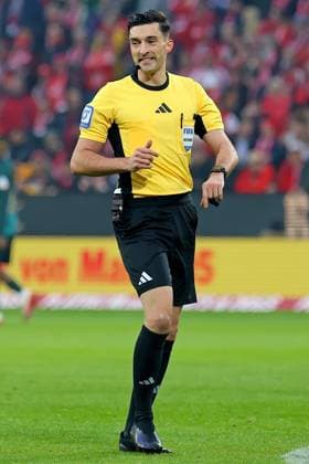 Mainz, Germany 01 November 2025 1 BL 2025 2026 FSV Mainz 05 vs SV Werder Bremen In the picture Referee Florian Badstübner Badstuebner stands smiling on the pitch DFL regulations prohibit any use of photographs as image sequences and or quasi video Mewa Arena Rheinland Pfalz Copyright: xFotostandx xRacochax