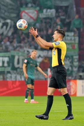 Mainz, Germany 01 November 2025 1 BL 2025 2026 FSV Mainz 05 vs SV Werder Bremen In the picture Referee Florian Badstübner Badstuebner catches the match ball DFL regulations prohibit any use of photographs as image sequences and or quasi video Mewa Arena Rheinland Pfalz Copyright: xFotostandx xRacochax
