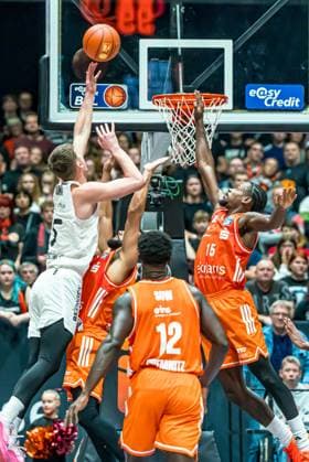 Chemnitz, Germany 01 November 2025 1 BBL 2025 2026 Niners Chemnitz vs Basketball Löwen Braunschweig In the picture Copyright: xFotostandx xNachtigallx