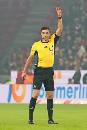 Mainz, Germany 01 November 2025 1 BL 2025 2026 FSV Mainz 05 vs SV Werder Bremen In the picture Referee Florian Badstübner Badstuebner gives hand signal and stretches two fingers upwards DFL regulations prohibit any use of photographs as image sequences and or quasi video Mewa Arena Rheinland Pfalz Copyright: xFotostandx xRacochax