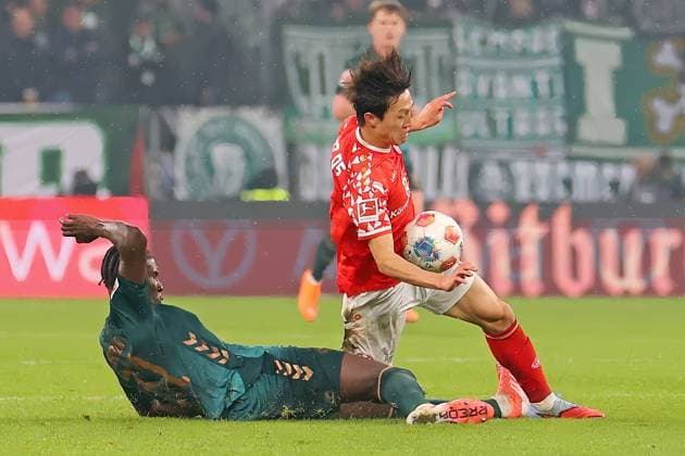 Mainz, Germany 01 November 2025 1 BL 2025 2026 FSV Mainz 05 vs SV Werder Bremen In picture from left in duel Karim Coulibaly SVW vs Jae sung Lee Mainz DFL regulations prohibit any use of photographs as image sequences and or quasi video Mewa Arena Rheinland Pfalz Copyright: xFotostandx xRacochax