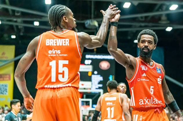 Chemnitz, Germany 01 November 2025 1 BBL 2025 2026 Niners Chemnitz vs Basketball Löwen Braunschweig In the picture Ty Brewer 99 and Corey Davis 99 v li high-five each other Copyright: xFotostandx xNachtigallx