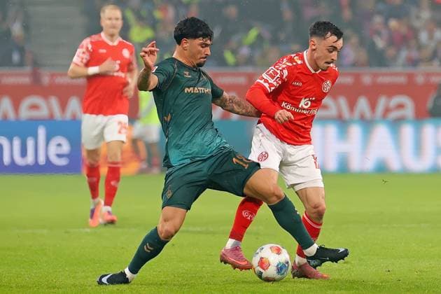 Mainz, Germany 01 November 2025 1 BL 2025 2026 FSV Mainz 05 vs SV Werder Bremen In picture from left in duel Cameron Puertas SVW vs Paul Nebel Mainz DFL regulations prohibit any use of photographs as image sequences and or quasi video Mewa Arena Rheinland Pfalz Copyright: xFotostandx xRacochax