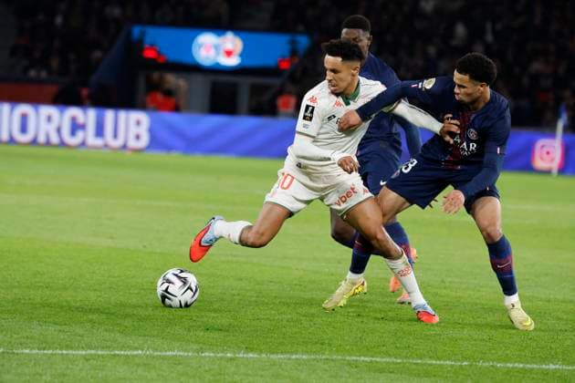 French League One - PSG vs Nice PSG’s Nuno Mendes and Warren Zaire-Emery battles Nice’s Sofiane Diop during the 2025-26 French soccer League One game, PSG vs Nice In Parc des Princes Stadium, Paris, France on November 1st 2025. Photo by Henri Szwarc ABACAPRESS.COM Paris France  Copyright: xSzwarcxHenri ABACAx