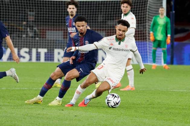 French League One - PSG vs Nice PSG’s Warren Zaire-Emery battles Nice’s Sofiane Diop during the 2025-26 French soccer League One game, PSG vs Nice In Parc des Princes Stadium, Paris, France on November 1st 2025. Photo by Henri Szwarc ABACAPRESS.COM Paris France  Copyright: xSzwarcxHenri ABACAx