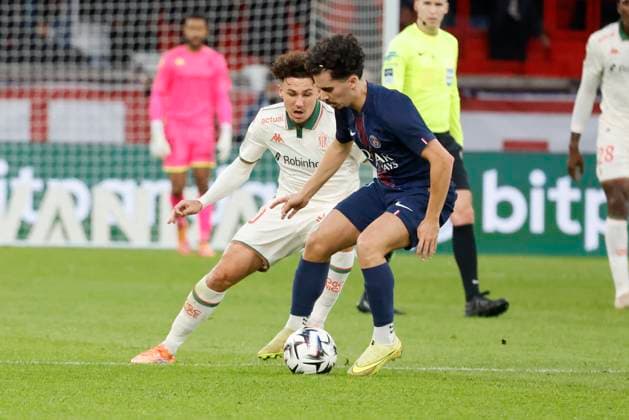 French League One - PSG vs Nice PSG’s Vitinha battles Nice’s Tom Louchet during the 2025-26 French soccer League One game, PSG vs Nice In Parc des Princes Stadium, Paris, France on November 1st 2025. Photo by Henri Szwarc ABACAPRESS.COM Paris France  Copyright: xSzwarcxHenri ABACAx