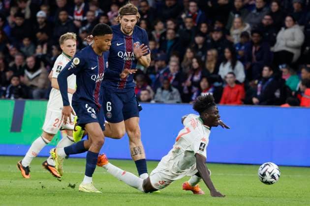 French League One - PSG vs Nice PSG’s Senny Mayulu and Illia Zabarnyi battles Nice’s Kojo Peprah Oppong during the 2025-26 French soccer League One game, PSG vs Nice In Parc des Princes Stadium, Paris, France on November 1st 2025. Photo by Henri Szwarc ABACAPRESS.COM Paris France  Copyright: xSzwarcxHenri ABACAx