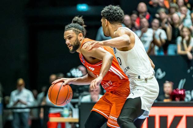 Chemnitz, Germany 01 November 2025 1 BBL 2025 2026 Niners Chemnitz vs Basketball Löwen Braunschweig In the picture from left in the duel Kaza Kajami Keane 99 and Adrian Worthy Braunschweig Copyright: xFotostandx xNachtigallx