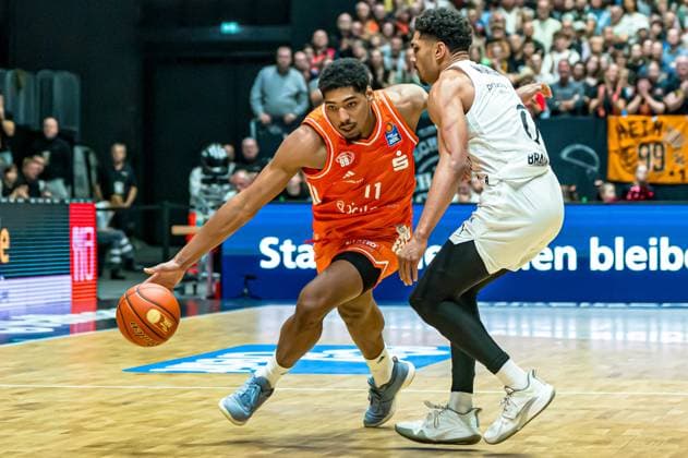 Chemnitz, Germany 01 November 2025 1 BBL 2025 2026 Niners Chemnitz vs Basketball Löwen Braunschweig In the picture from left in the duel Kostja Mushidi 99 and Adrian Worthy Braunschweig Copyright: xFotostandx xNachtigallx