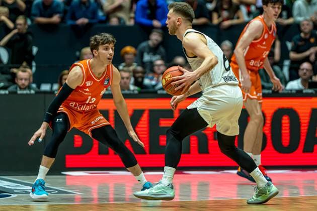 Chemnitz, Germany 01 November 2025 1 BBL 2025 2026 Niners Chemnitz vs Basketball Löwen Braunschweig In the picture from left in the duel Luca Kellig 99 and Ferdinand Zylka Braunschweig Copyright: xFotostandx xNachtigallx