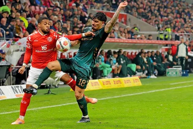 Mainz, Germany 01 November 2025 1 BL 2025 2026 FSV Mainz 05 vs SV Werder Bremen In the picture Arnaud Nordin Mainz underruns a high cross DFL regulations prohibit any use of photographs as image sequences and or quasi video Mewa Arena Rheinland Pfalz Copyright: xFotostandx xRacochax