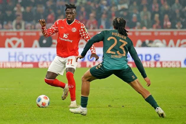 Mainz, Germany 01 November 2025 1 BL 2025 2026 FSV Mainz 05 vs SV Werder Bremen In picture from left in duel Danny da Costa Mainz vs Isaac Schmidt SVW DFL regulations prohibit any use of photographs as image sequences and or quasi video Mewa Arena Rheinland Pfalz Copyright: xFotostandx xRacochax
