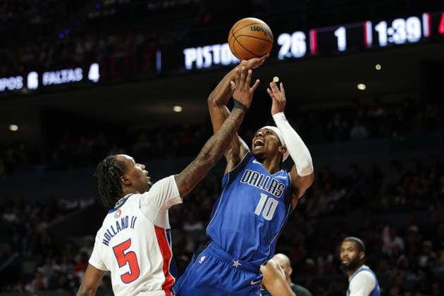(251102) -- MEXICO CITY, Nov. 2, 2025 -- Dallas Mavericks Brandon Williams (R) shoots during the 2025-2026 NBA, Basketball Herren, USA regular season match between Detroit Pistons and Dallas Mavericks in Mexico City, capital of Mexico, on Nov. 1, 2025. (Photo by Xinhua) (SP)MEXICO-MEXICO CITY-BASKETBALL-NBA-PISTONS VS MAVERICKS FranciscoxCanedo 