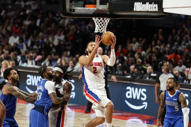 (251102) -- MEXICO CITY, Nov. 2, 2025 -- Detroit Pistons Cade Cunningham (top) goes for a lay-up during the 2025-2026 NBA, Basketball Herren, USA regular season match between Detroit Pistons and Dallas Mavericks in Mexico City, capital of Mexico, on Nov. 1, 2025. (Photo by Xinhua) (SP)MEXICO-MEXICO CITY-BASKETBALL-NBA-PISTONS VS MAVERICKS FranciscoxCanedo 