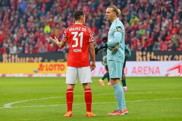 Mainz, Germany 01 November 2025 1 BL 2025 2026 FSV Mainz 05 vs SV Werder Bremen Pictured from left Dominik Kohr Mainz and goalkeeper Robin Zentner Mainz discussing during a stoppage in play DFL regulations prohibit any use of photographs as image sequences and or quasi video Mewa Arena Rheinland Pfalz Copyright: xFotostandx xRacochax