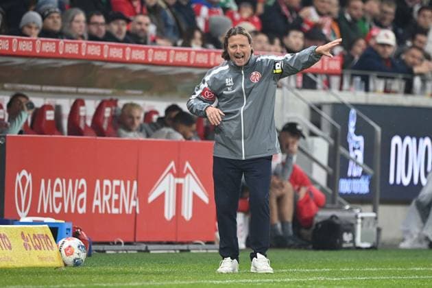 Coach Bo HENRIKSEN MZ Gestures, gestures, 1 FSV Mainz 05 MZ SV Werder Bremen HB 1 1 Soccer 1 Bundesliga Season 2025 2026, 9 Spieltag, Spieltag9, matchday9, am 01 11 2025, MEWA Arena Mainz DFL regulations prohibit any use of photographs as image sequences and or quasi video Â