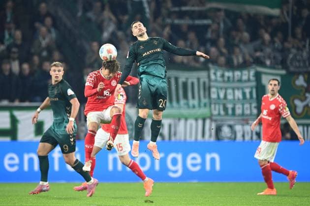 ,mz6 vs Romano SCHMID HB header duel, action, duel, 1 FSV Mainz 05 MZ SV Werder Bremen HB 1 1 Soccer 1 Bundesliga season 2025 2026, 9 matchday, matchday9, matchday9, on 01 11 2025, MEWA Arena Mainz DFL regulations prohibit any use of photographs as image sequences and or quasi video Â