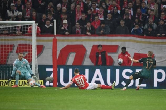Marco GRUELL Grüll, HB Goal chance against goalkeeper Robin ZENTNER MZ and Silvan WIDMER MZ Action, duel, 1 FSV Mainz 05 MZ SV Werder Bremen HB Football 1 Bundesliga Season 2025 2026, 9 Spieltag, Spieltag9, matchday9, am 01 11 2025, MEWA Arena Mainz DFL regulations prohibit any use of photographs as image sequences and or quasi video Â
