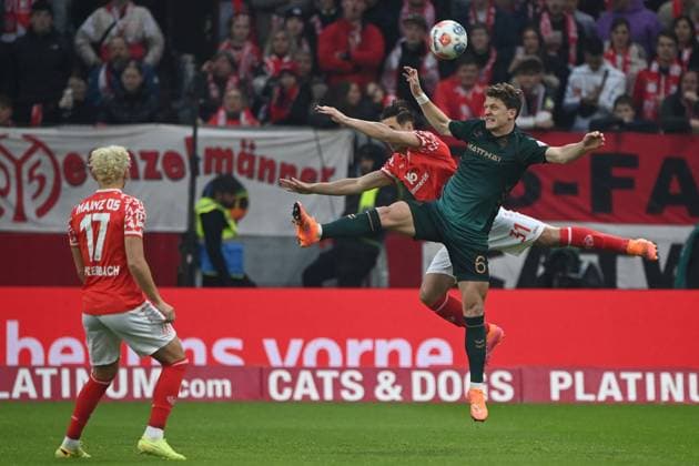 Dominik KOHR MZ vs Jens STAGE HB Header duel, action, duel, 1 FSV Mainz 05 MZ SV Werder Bremen HB 1 1 Football 1 Bundesliga season 2025 2026, 9 Spieltag, Spieltag9, matchday9, am 01 11 2025, MEWA Arena Mainz DFL regulations prohibit any use of photographs as image sequences and or quasi video Â