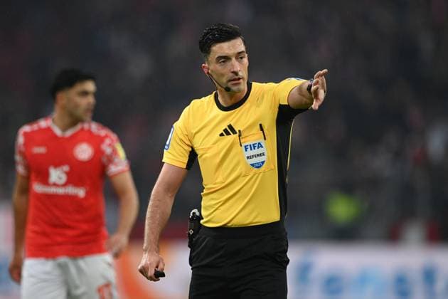 Referee Florian BADSTUEBNER, Badstübner, half figure, half figure, gestures, gesticulated, 1 FSV Mainz 05 MZ SV Werder Bremen HB 1 1 Football 1 Bundesliga Season 2025 2026, 9 Matchday, Matchday9, matchday9, on 01 11 2025, MEWA Arena Mainz DFL regulations prohibit any use of photographs as image sequences and or quasi video Â