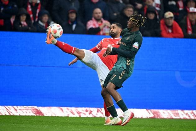 Philipp MWENE MZ vs Samuel MBANGULA HB Action, duel, 1 FSV Mainz 05 MZ SV Werder Bremen HB 1 1 Football 1 Bundesliga Season 2025 2026, 9 Spieltag, Spieltag9, matchday9, am 01 11 2025, MEWA Arena Mainz DFL regulations prohibit any use of photographs as image sequences and or quasi video Â