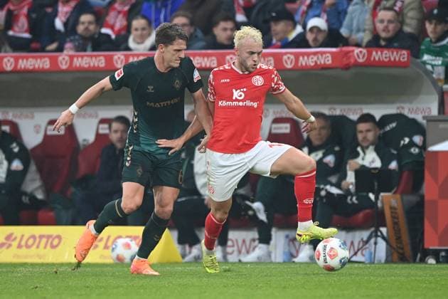 Dominik HOLLERBACH MZ vs Jens STAGE HB Action, duel, 1 FSV Mainz 05 MZ SV Werder Bremen HB 1 1 Football 1 Bundesliga Season 2025 2026, 9 Spieltag, Spieltag9, matchday9, am 01 11 2025, MEWA Arena Mainz DFL regulations prohibit any use of photographs as image sequences and or quasi video Â